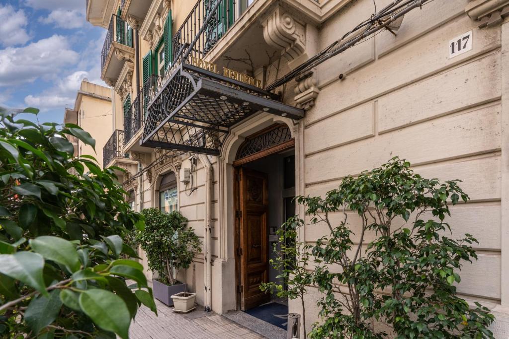 an entrance to a building with a balcony at Hotel La Residenza in Messina