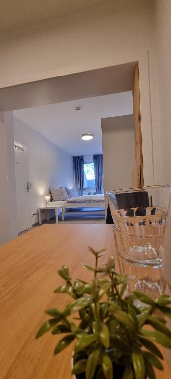 uma sala de estar com uma cama e uma mesa com uma planta em 2-Bett Appartment im Boardinghaus Elisabeth em Dinslaken