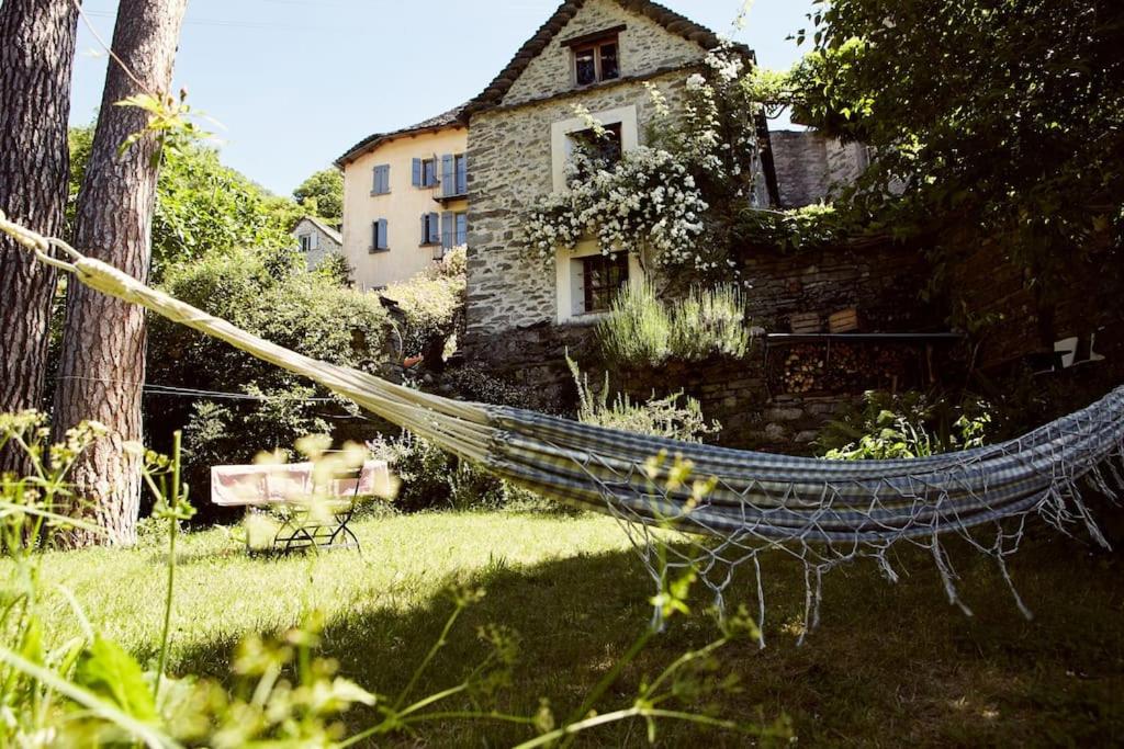 - un hamac dans une cour en face d'une maison dans l'établissement Wild Valley Secret Garden in Valle Onsernone, à Berzona
