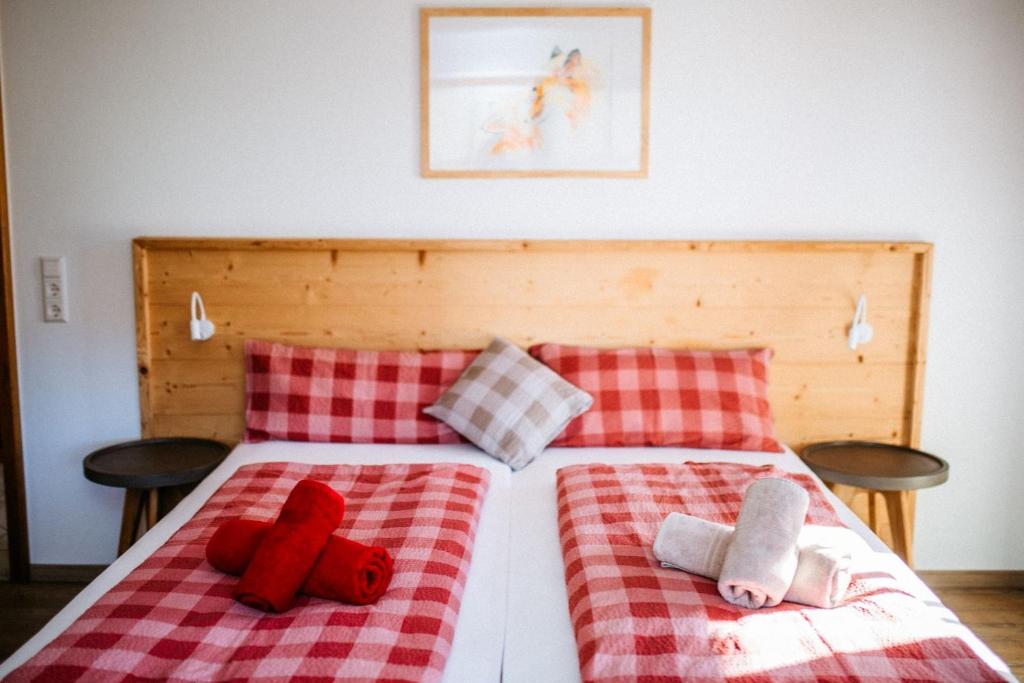 Postel nebo postele na pokoji v ubytování Fewo Zell 14 Pers | Sauna | Hunde erlaubt | BBQ | Massage