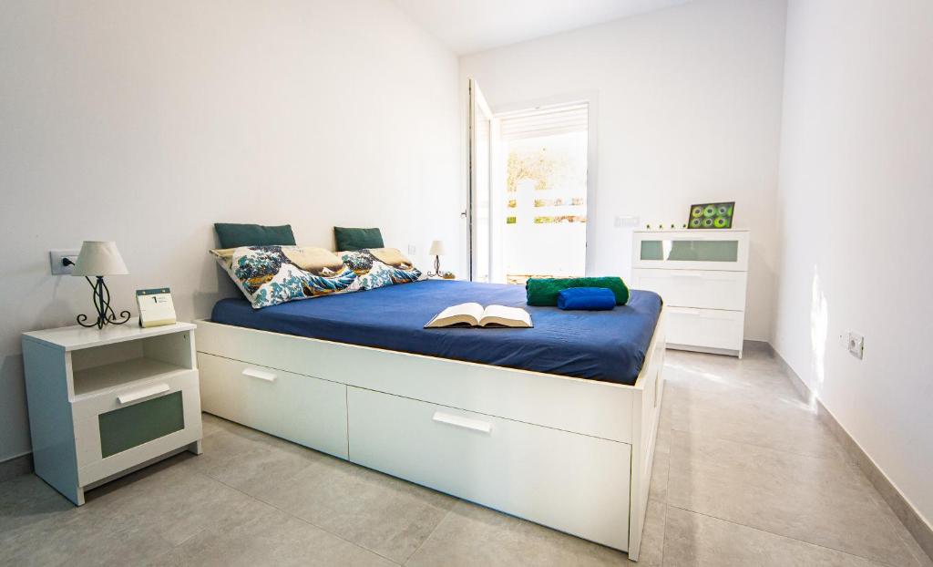 A bed or beds in a room at Appartamento Perla Verde, WiFi e Air Con
