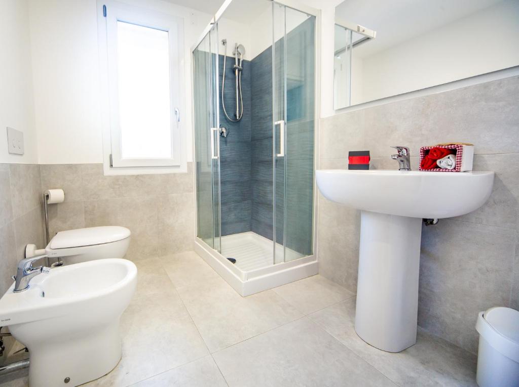 A bathroom at Appartamento Perla Verde, WiFi e Air Con