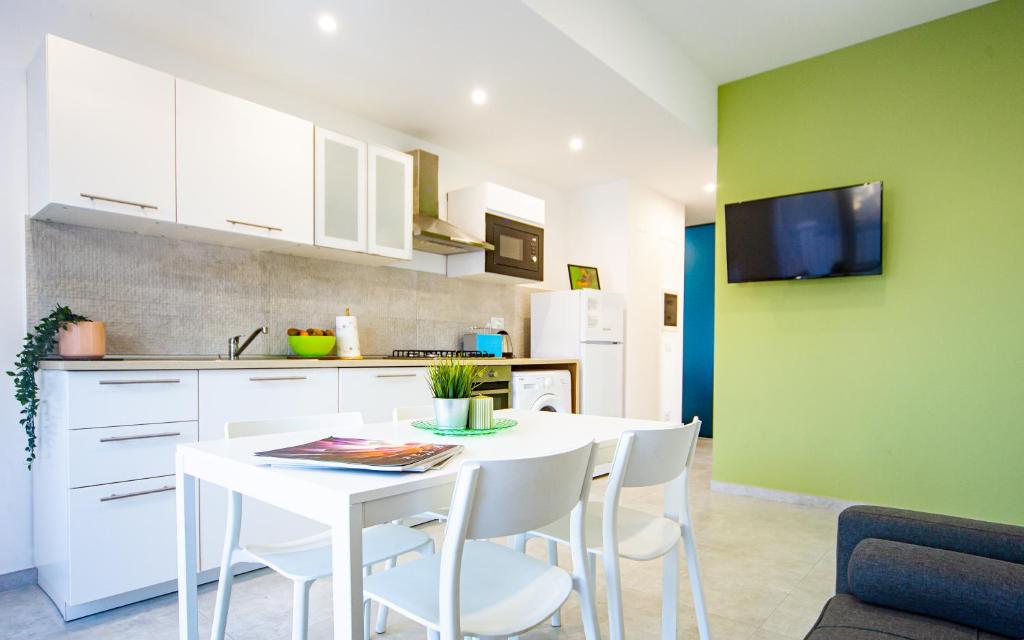 A kitchen or kitchenette at Appartamento Perla Verde, WiFi e Air Con
