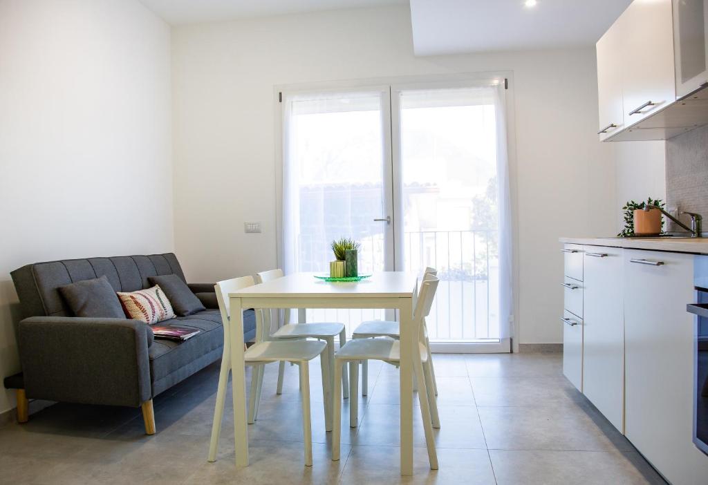 A kitchen or kitchenette at Appartamento Perla Verde, WiFi e Air Con