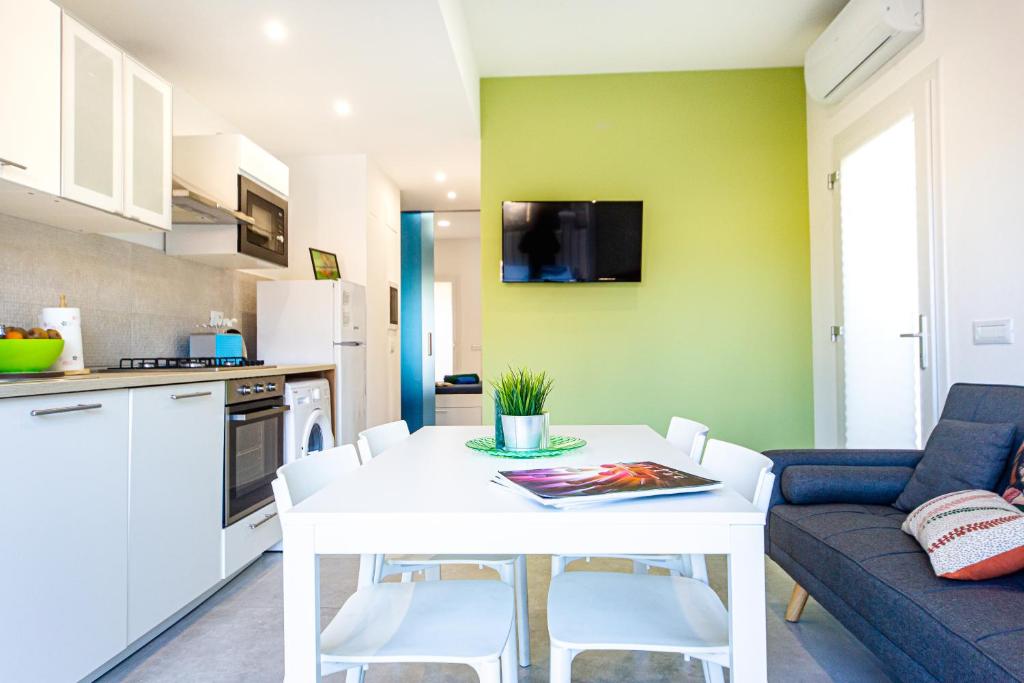 A kitchen or kitchenette at Appartamento Perla Verde, WiFi e Air Con
