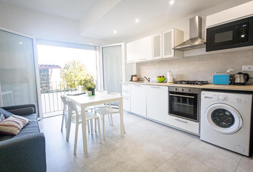 A kitchen or kitchenette at Appartamento Perla Verde, WiFi e Air Con