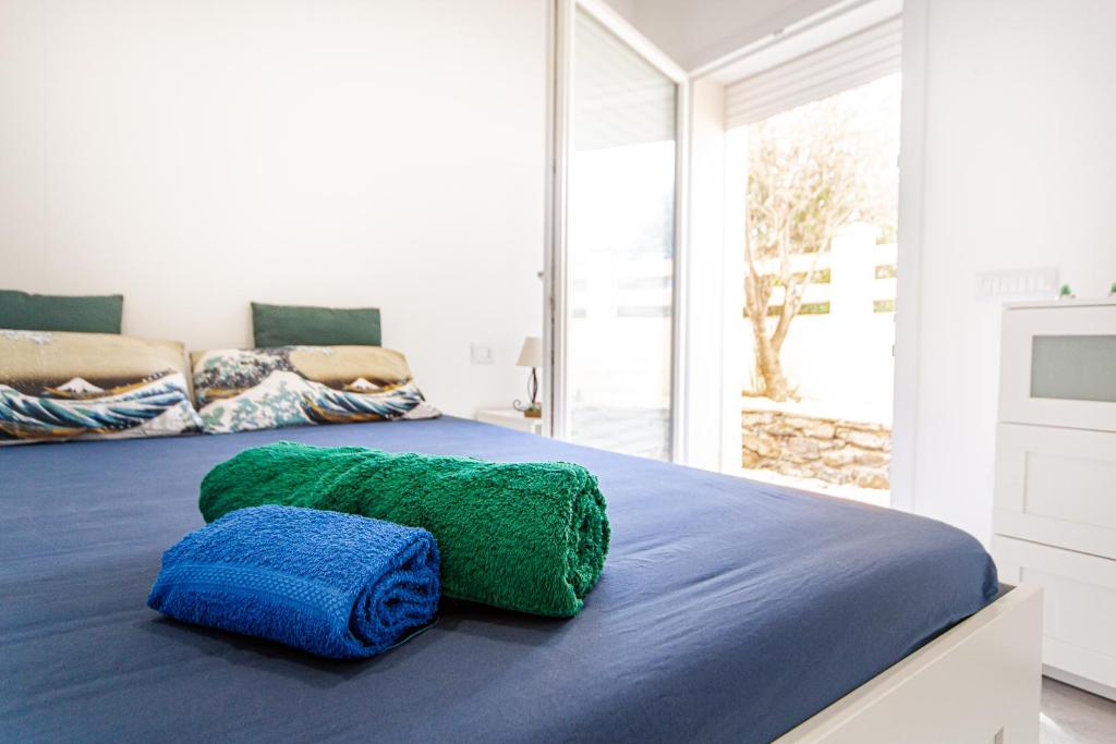 A bed or beds in a room at Appartamento Perla Verde, WiFi e Air Con