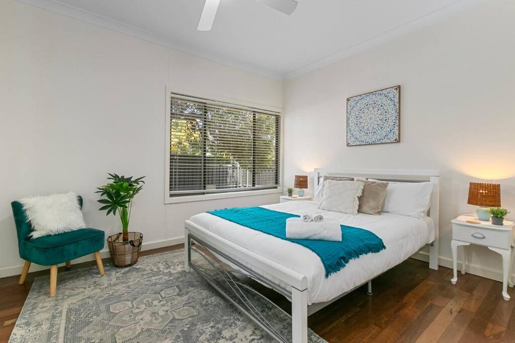 A bed or beds in a room at Entire Home in Sturt, Free Parking