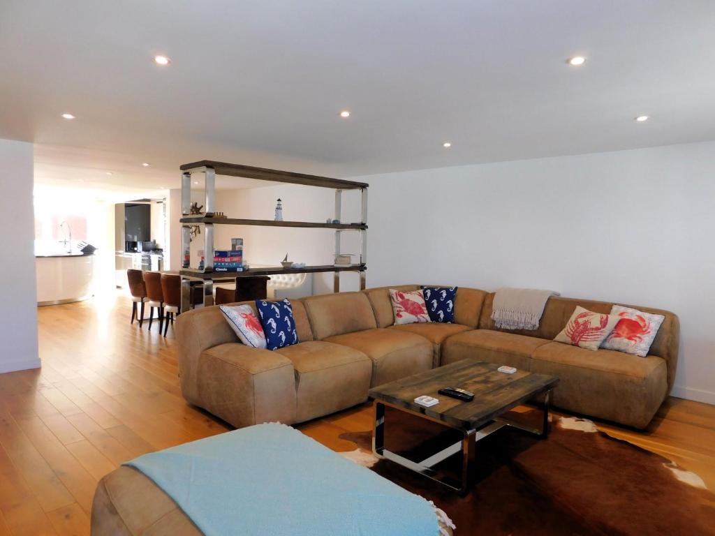 sala de estar con sofá y mesa en The Loft, en Sheringham