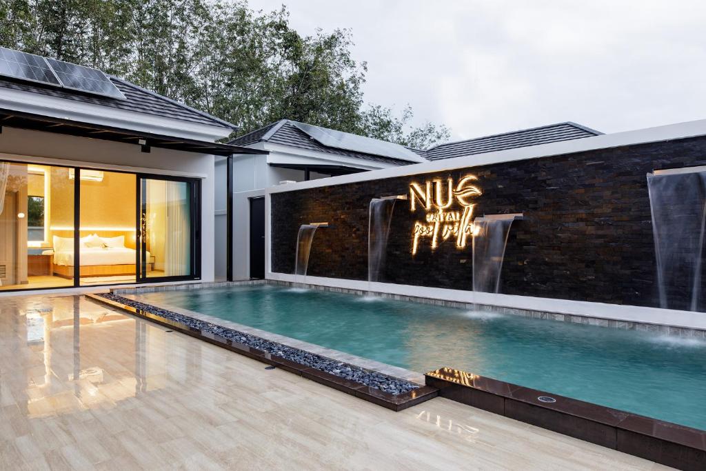 Nue Hatyai Pool Villa في هات ياي: مسبح في الحديقة الخلفية للمنزل