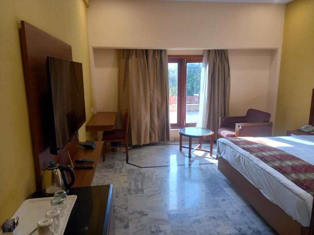 Postel nebo postele na pokoji v ubytování Mansingh Palace, Ajmer