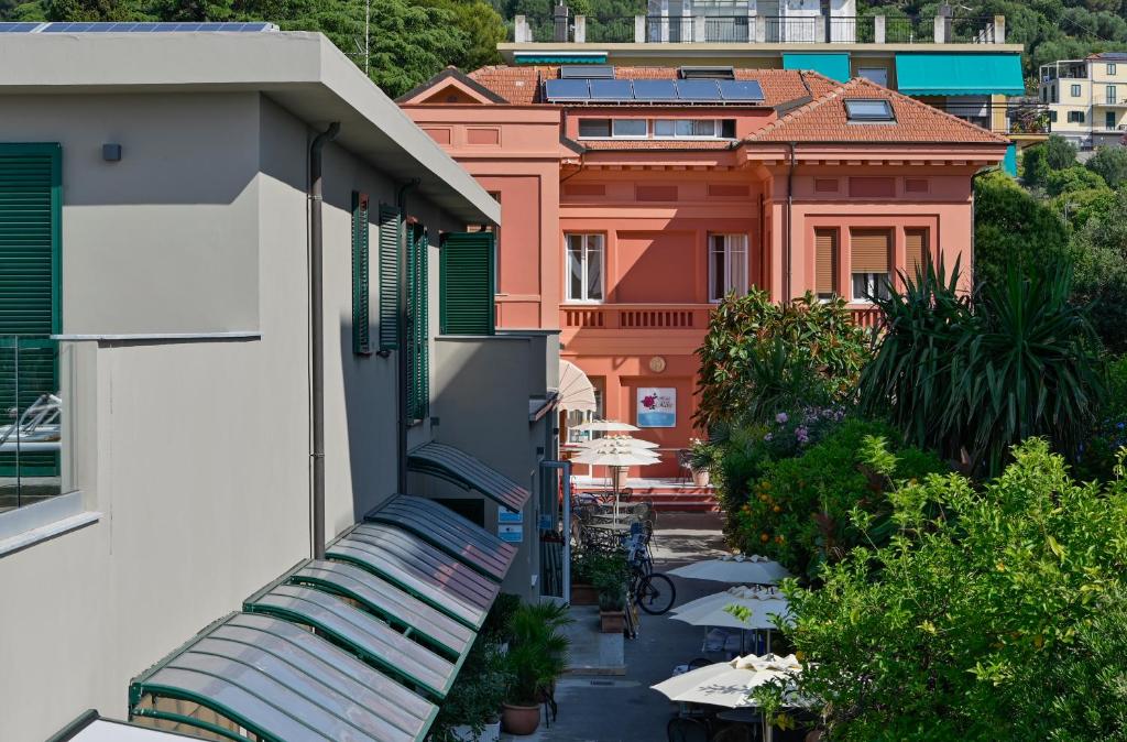 un balcone con panchina sul lato di un edificio di Hotel Delle Rose a San Bartolomeo al Mare