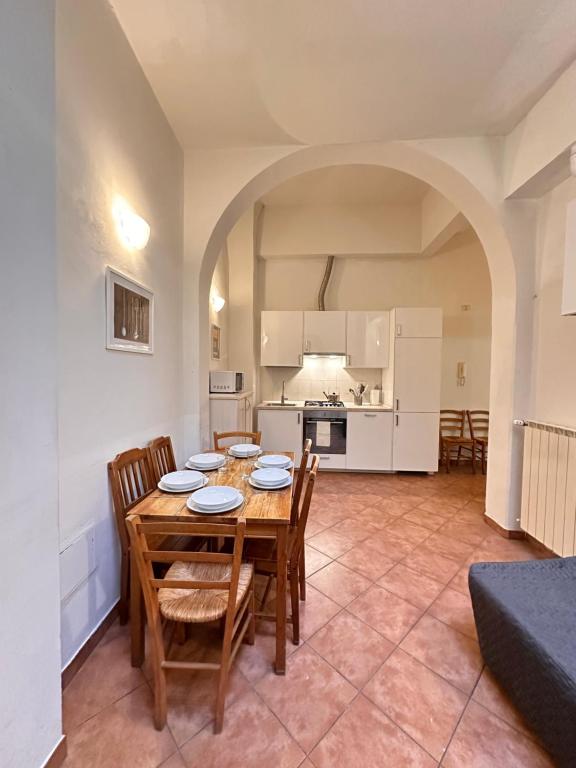 kuchnia i jadalnia ze stołem i krzesłami w obiekcie A Due Passi Dall'Accademia we Florencji