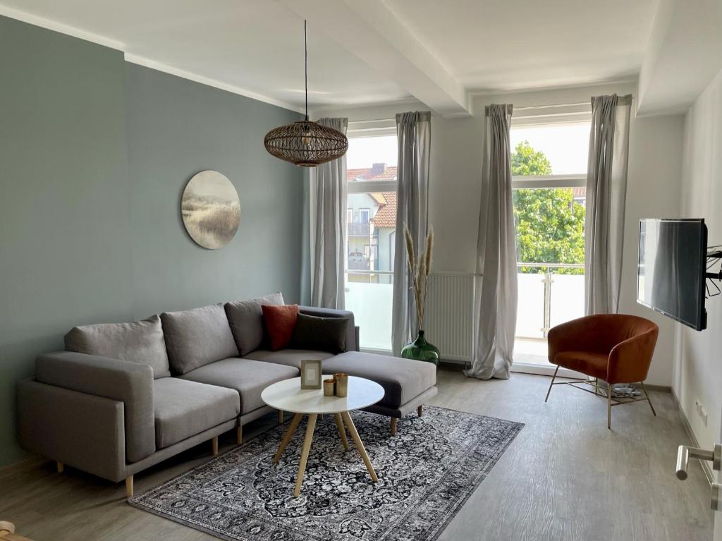 sala de estar con sofá y mesa en discovAIR - Eisenach Karl14 - Vollausgestattete Apartments mit Netflix in der Fussgängerzone en Eisenach