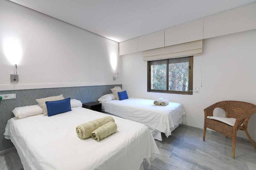 Posteľ alebo postele v izbe v ubytovaní 1104 First Line Beach Apartment golden Beach pool