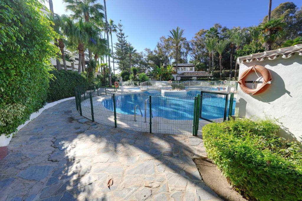 Bazén v ubytovaní 1104 First Line Beach Apartment golden Beach pool alebo v jeho blízkosti