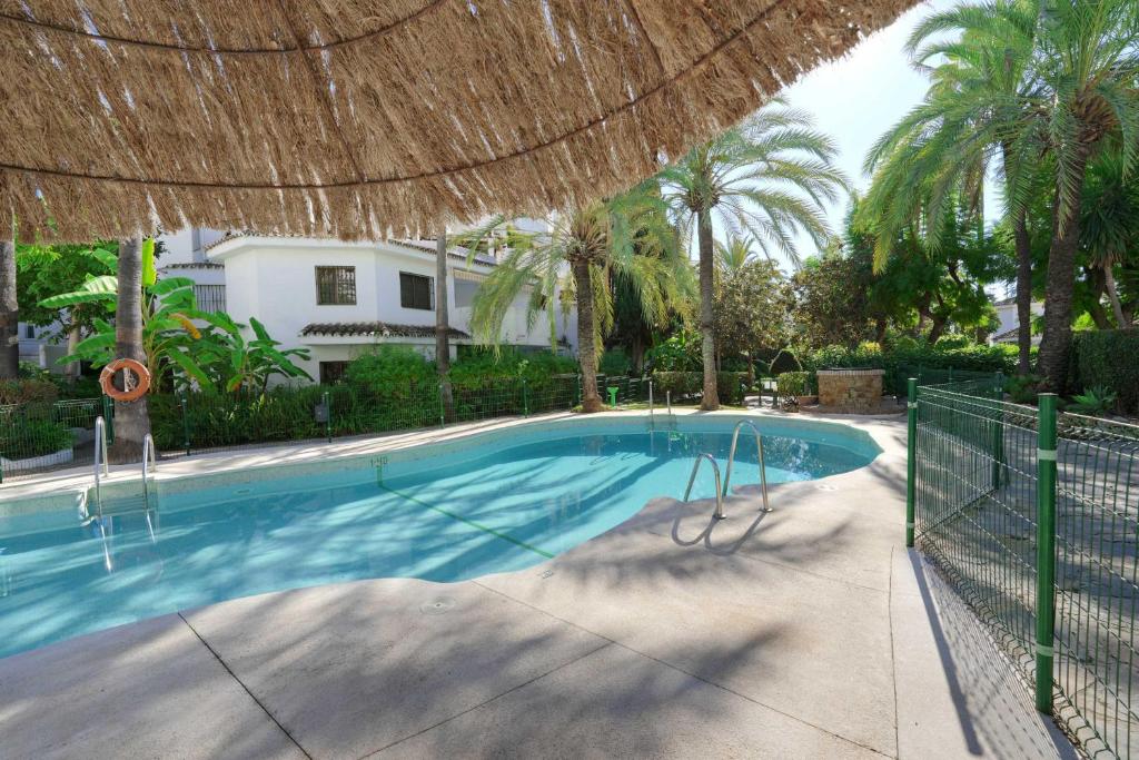 Bazén v ubytovaní 1104 First Line Beach Apartment golden Beach pool alebo v jeho blízkosti