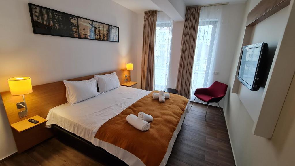 - une chambre dotée d'un lit avec deux ours en peluche dans l'établissement Jafar Resort 2, à Timişoara