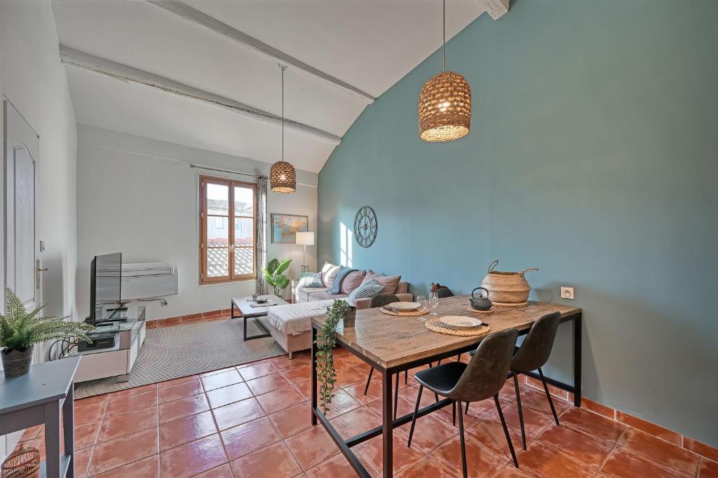 un salon avec une table et un canapé dans l'établissement Le Luminux - CENTRE-Ville d'AVIGNON - WIFI, à Avignon