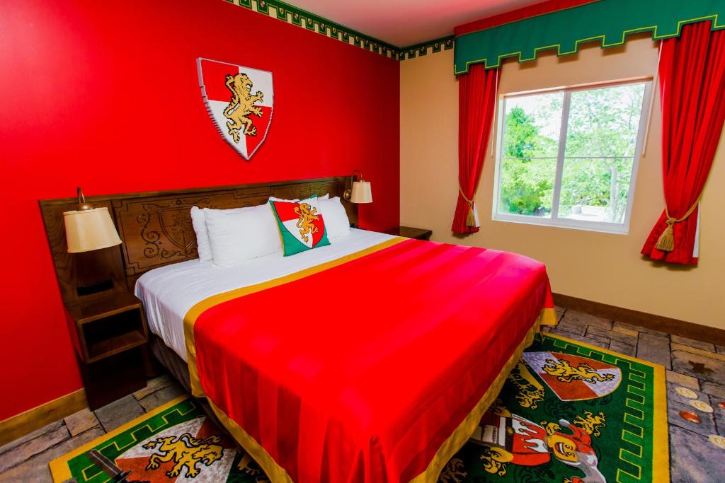 Una cama o camas en una habitación de LEGOLAND® Florida Resort