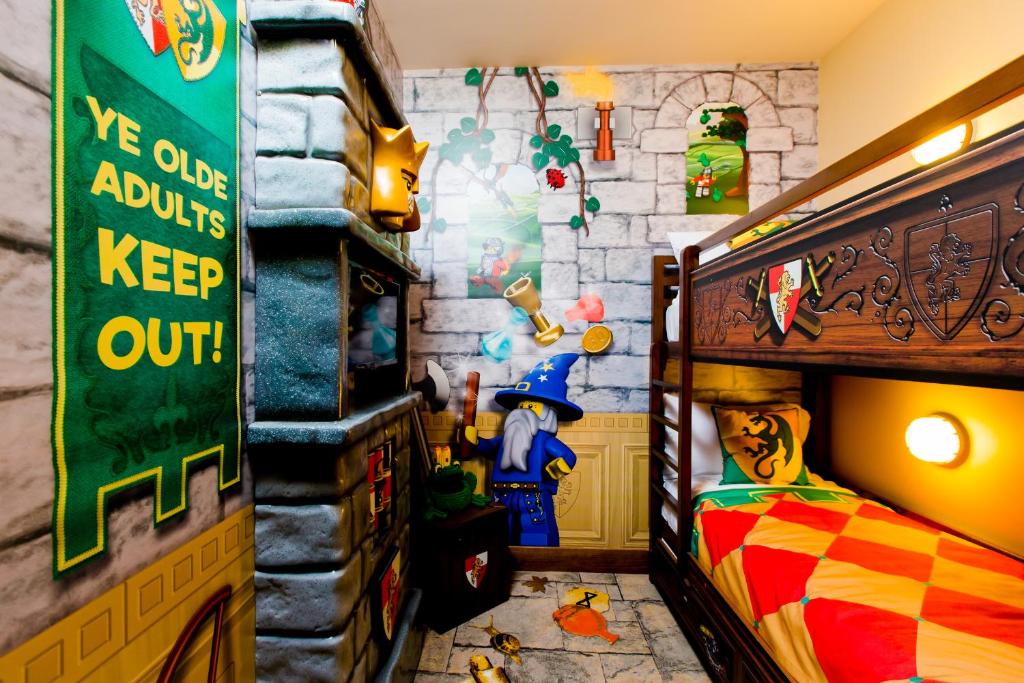 Una cama o camas en una habitación de LEGOLAND® Florida Resort
