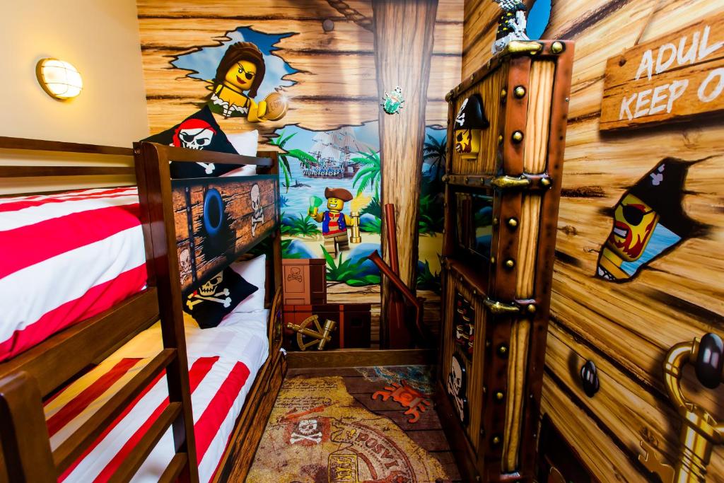 Una cama o camas cuchetas en una habitación  de LEGOLAND® Florida Resort