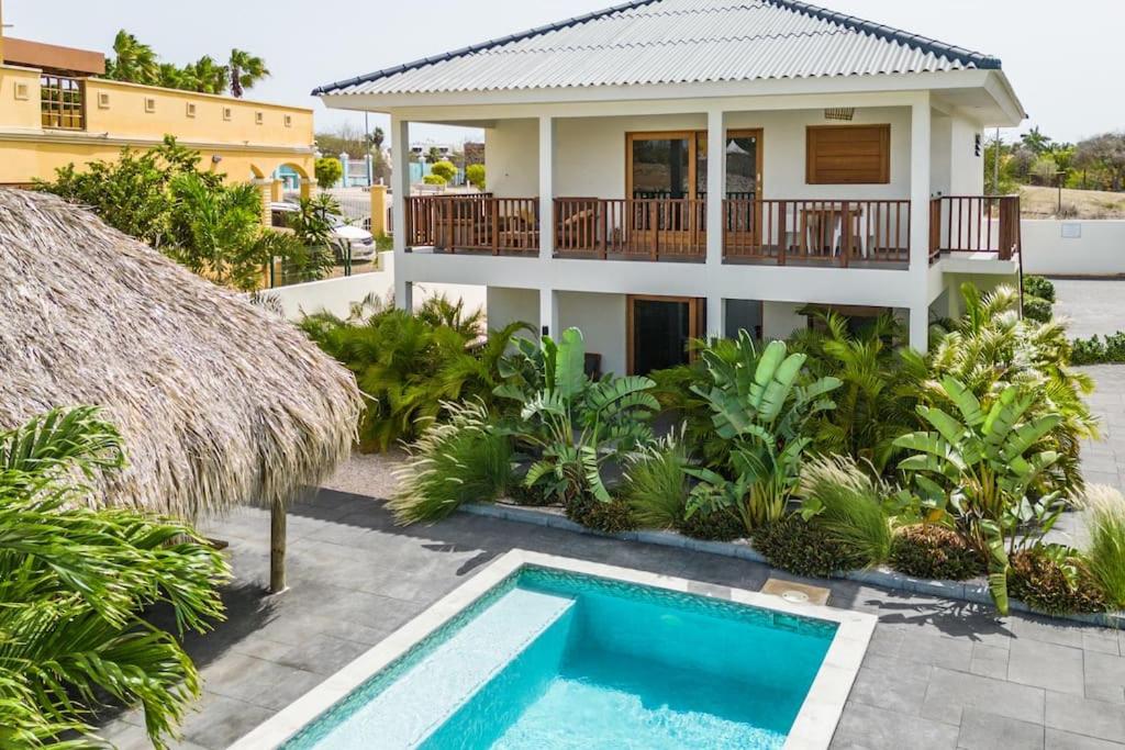威廉斯塔德N-Joy Residence Curaçao - Appartement 3的带游泳池和房子的别墅