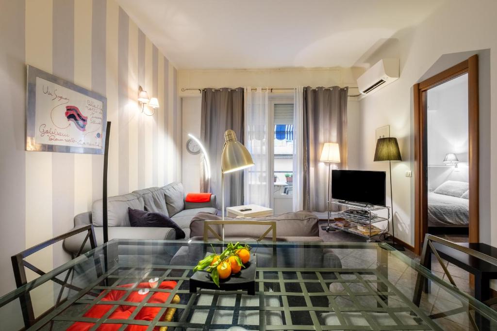 un salon avec un canapé et une table dans l'établissement Florence, à Nice