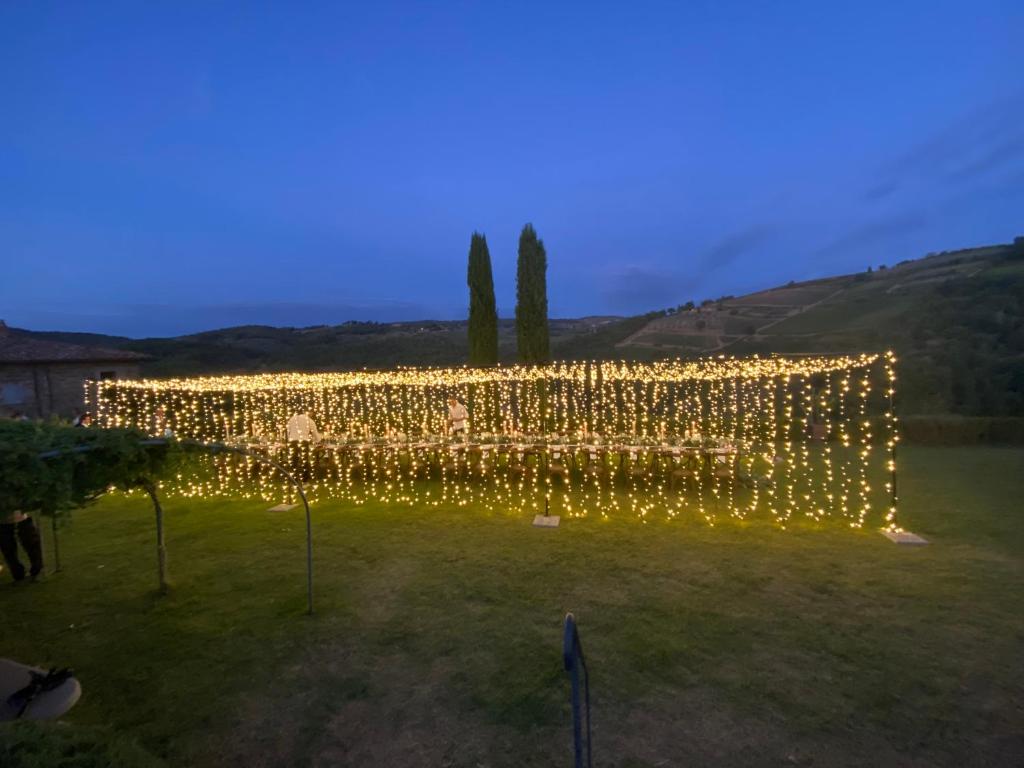 uma série de luzes num quintal à noite em Villa Rignana - Chianti Weddings em Greve in Chianti