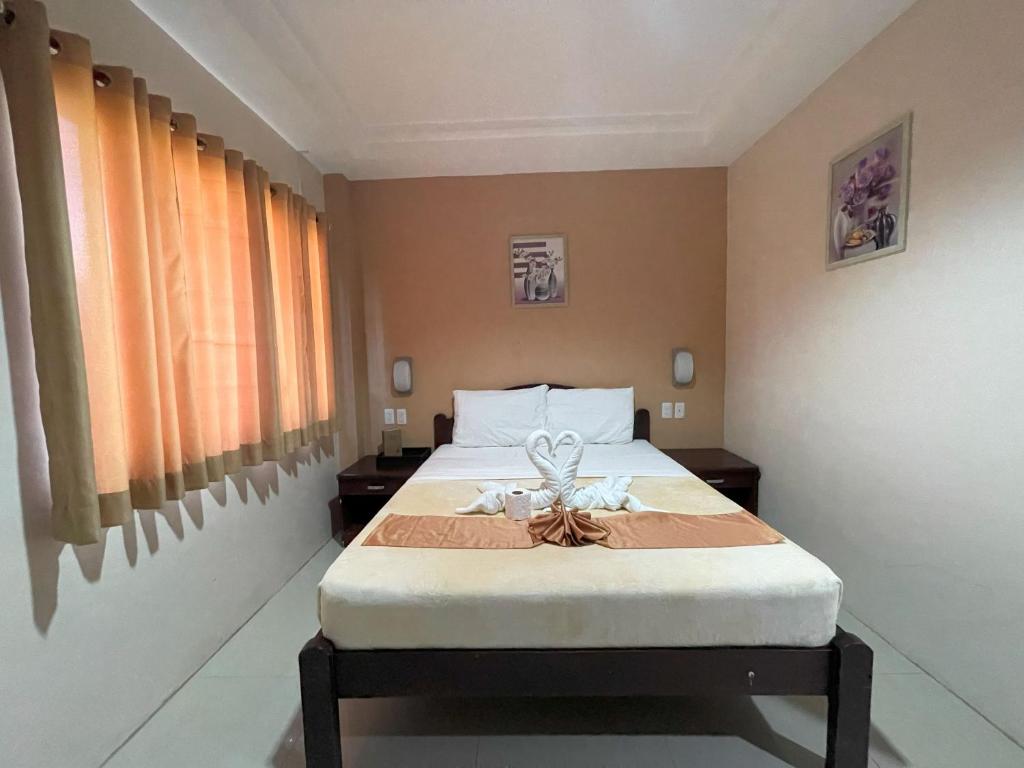 Postel nebo postele na pokoji v ubytování Argao Seabreeze Hotel powered by Cocotel