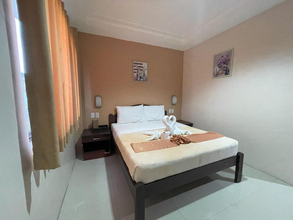 Postel nebo postele na pokoji v ubytování Argao Seabreeze Hotel powered by Cocotel
