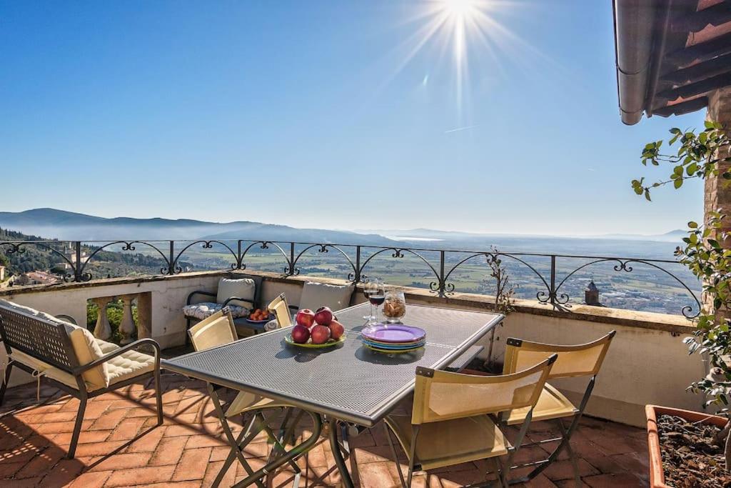 - une table avec un bol de fruits sur le balcon dans l'établissement Casa delle Rose - Together in Tuscany, à Cortone