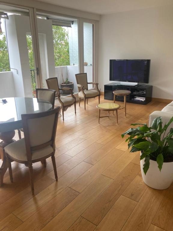 - un salon avec une table, des chaises et une télévision dans l'établissement Appartement hyper centre avec garage, à Lille