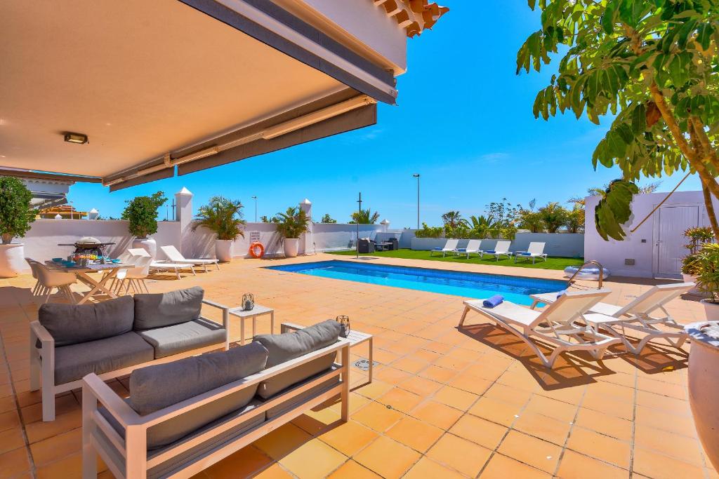Bazén v ubytování Espectacular Villa Aurora By Paramount Holidays nebo v jeho okolí