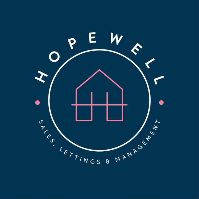 ein Logo für ein Immobiliengeschäft mit einem Haus in der Unterkunft Ideal location Queens Rd 4 bedroom flat - Hopewell in Bristol