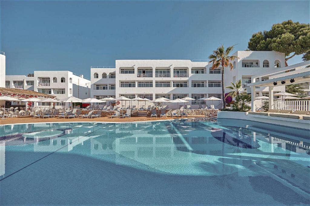 uma grande piscina em frente a um hotel em Prinsotel Alba & Spa em Cala d´Or