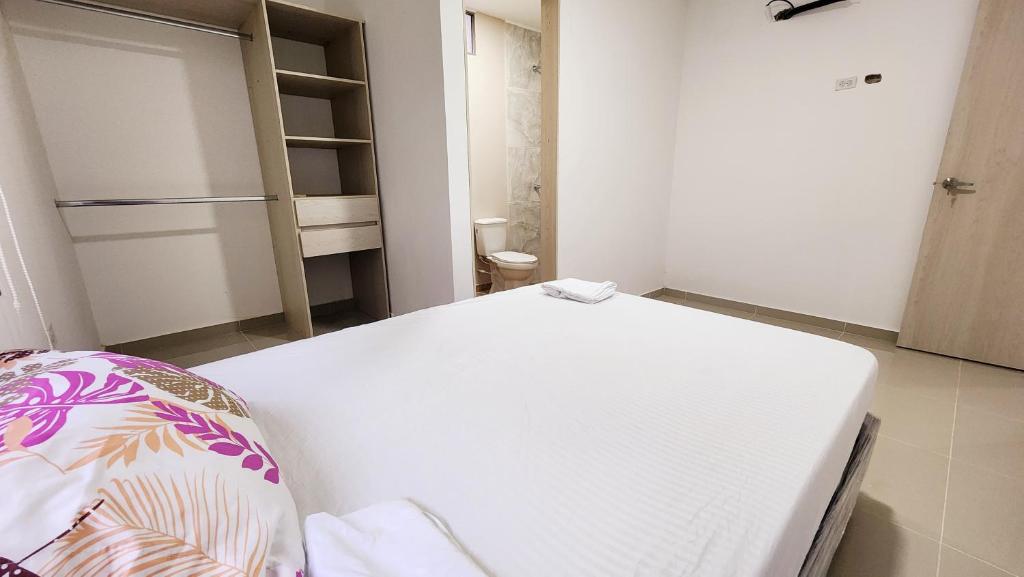 um pequeno quarto com uma cama e um armário em Casa Hotel Hefziba em Barranquilla