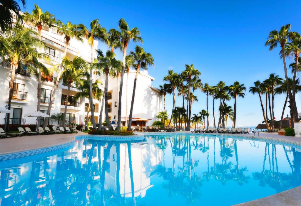Bazén v ubytování The Royal Cancun All Suites Resort nebo v jeho okolí