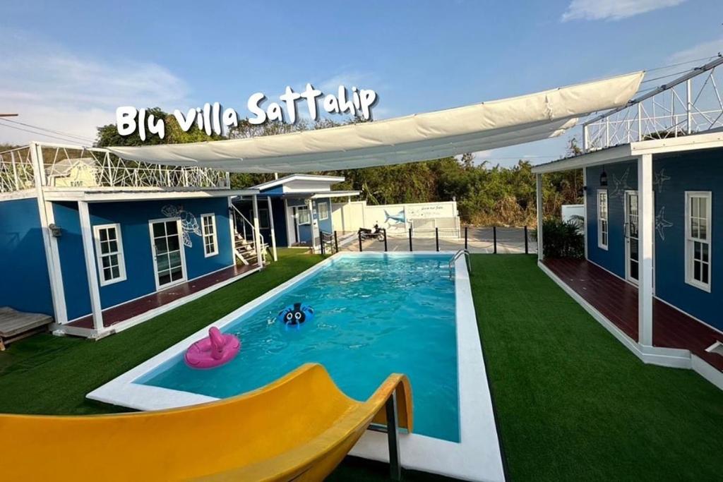 - une piscine dans la cour d'une maison dans l'établissement Bluvilla Sattahip, à Sattahip