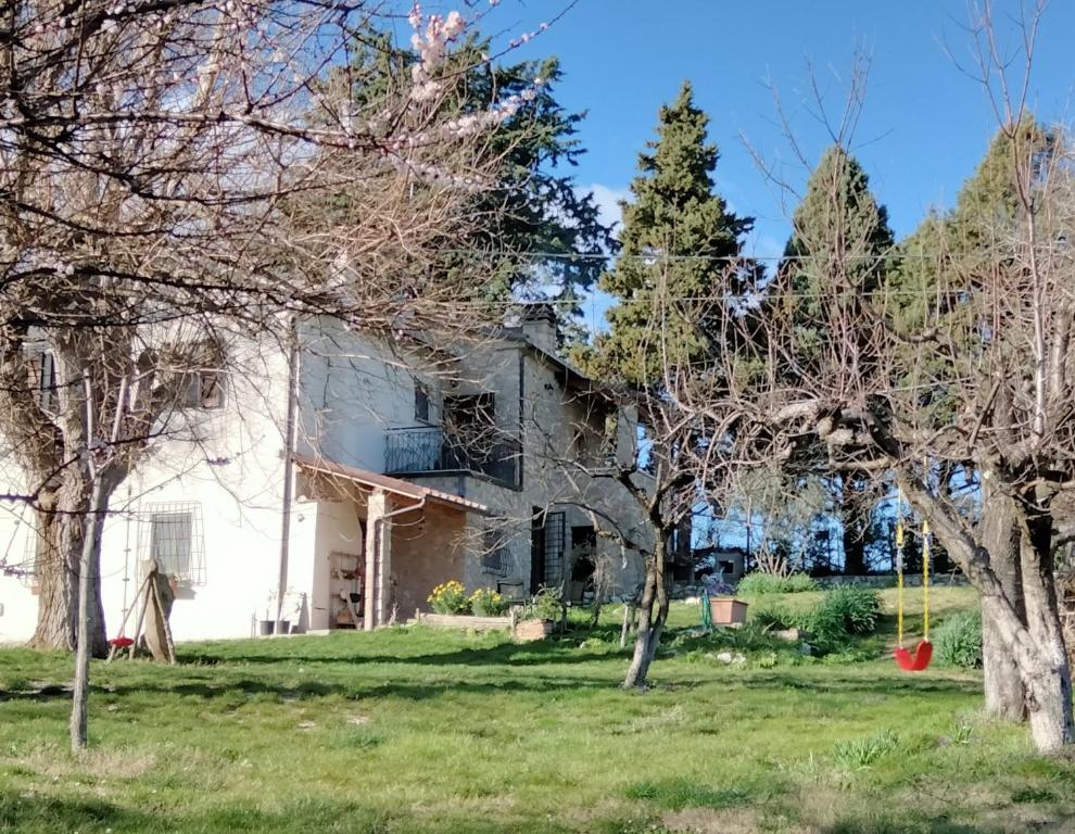 ナルニにあるCasale del Tempo Lentoの庭木白家