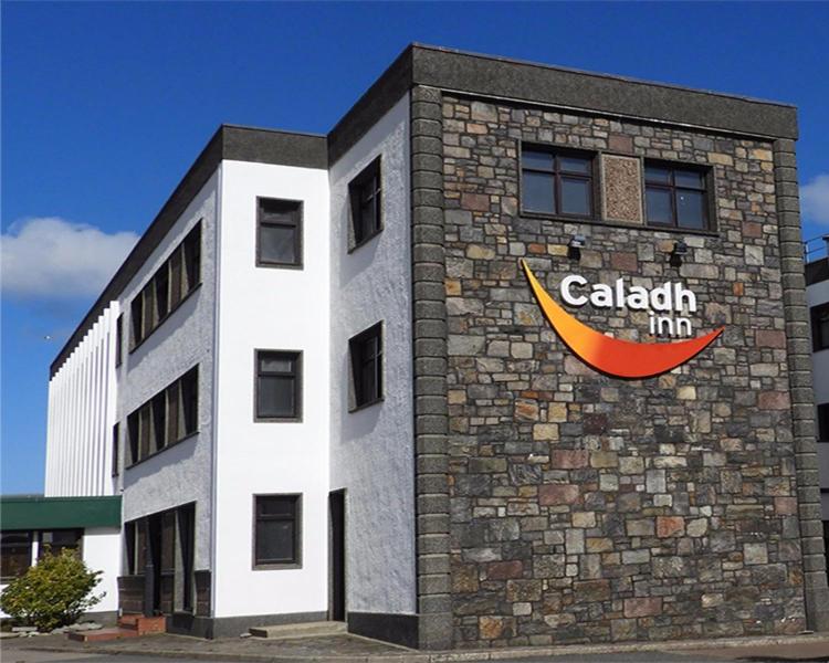 een gebouw met een caldahl herbergbord erop bij Caladh Inn in Stornoway