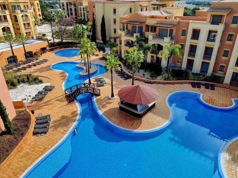 una vista aérea de una piscina en un complejo en Vilamoura Prime @ The Residences at Victoria en Quarteira