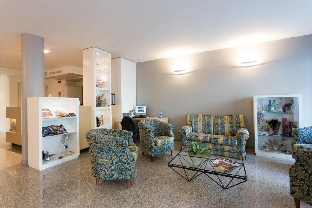 TV a/nebo společenská místnost v ubytování Hotel Airmotel