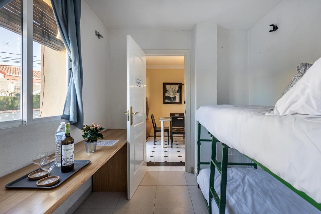 1 dormitorio con litera y comedor en AA Guest - Veleta del Jardín de Sierra Nevada, en Alhendín