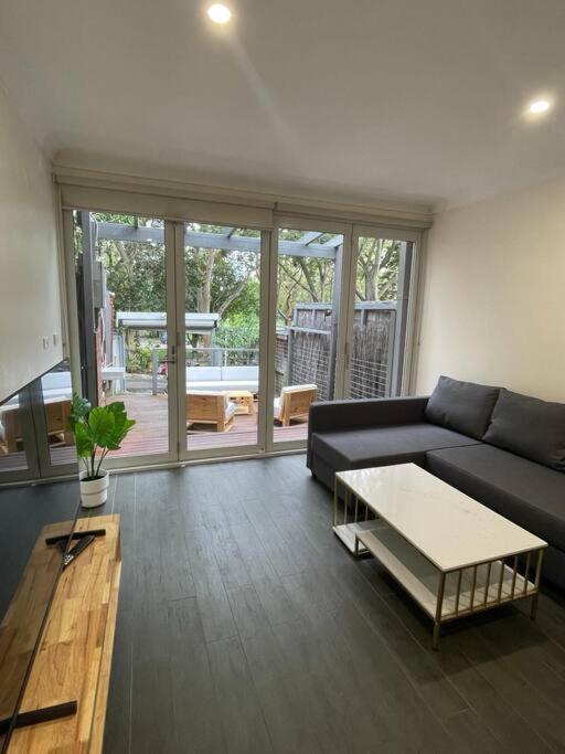 een woonkamer met een bank en een salontafel bij Ideal 3 Bedroom House City Centre Glebe 2 E-Bikes Included in Sydney