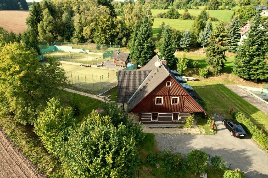 una vista aérea de una casa con patio en Roubenka s tenisovými kurty en Semily