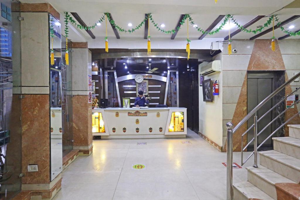 Habitación con escenario en un edificio con luces en Ratandeep International en Nueva Delhi