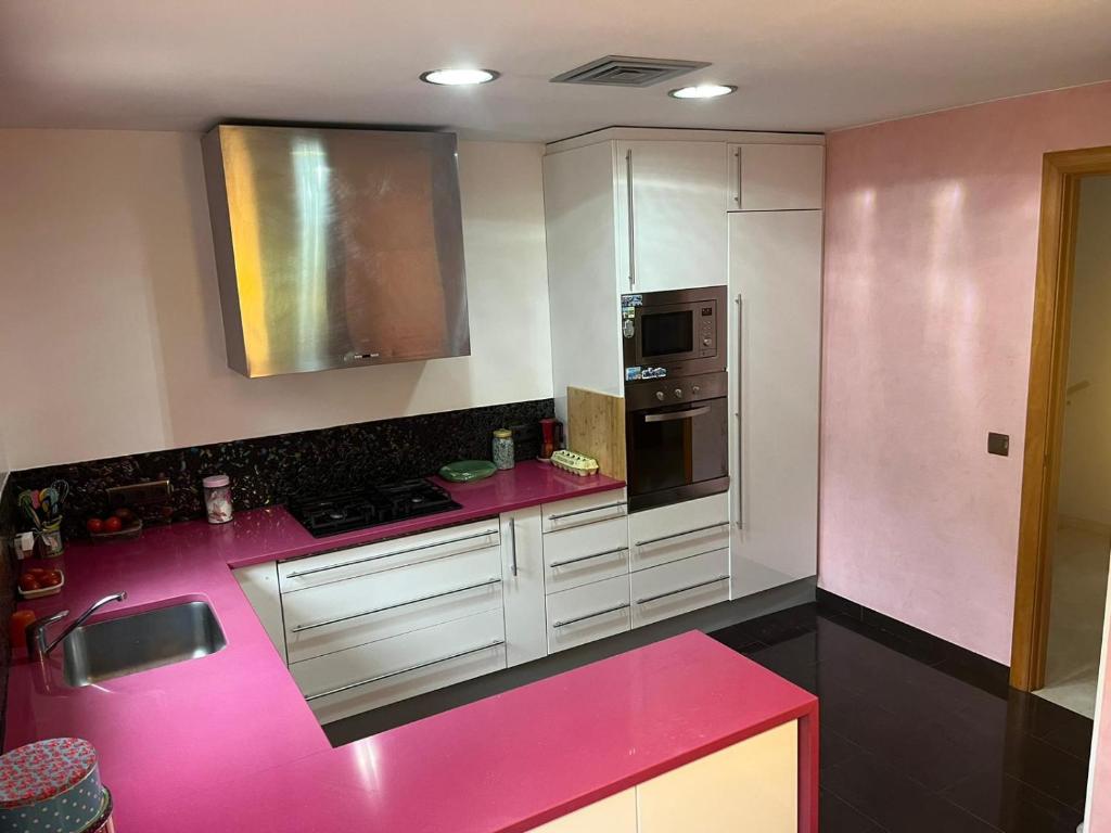 cocina con encimera rosa en una habitación en Villa Rouse, en Sant Feliu de Guíxols