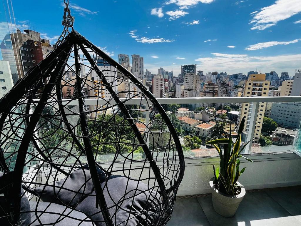 une vue d'une ville depuis un balcon dans l'établissement LINDA VISTA c piscina, sauna, garagem e academia, à São Paulo