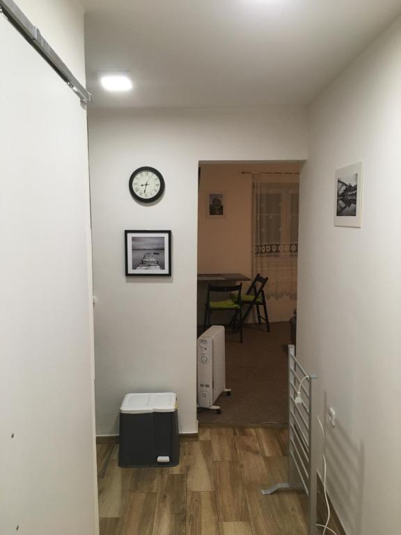 Vybavená garsonka v cihlovém domě v centru - One-Bedroom Apartment